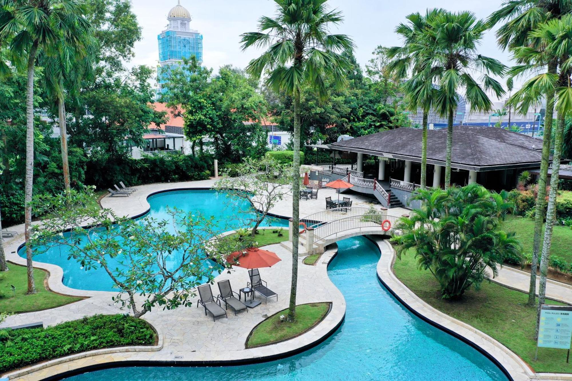 Thistle Johor Bahru Exterior foto The pool at the Shangri-La Hotel, Kuala Lumpur